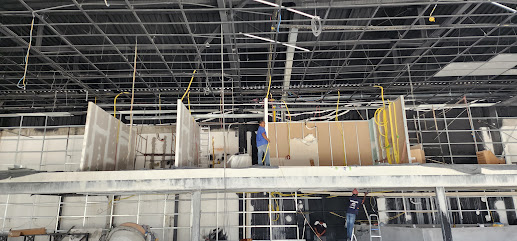 Ambiente comercial em obra com estrutura metálica e plataforma elevatória